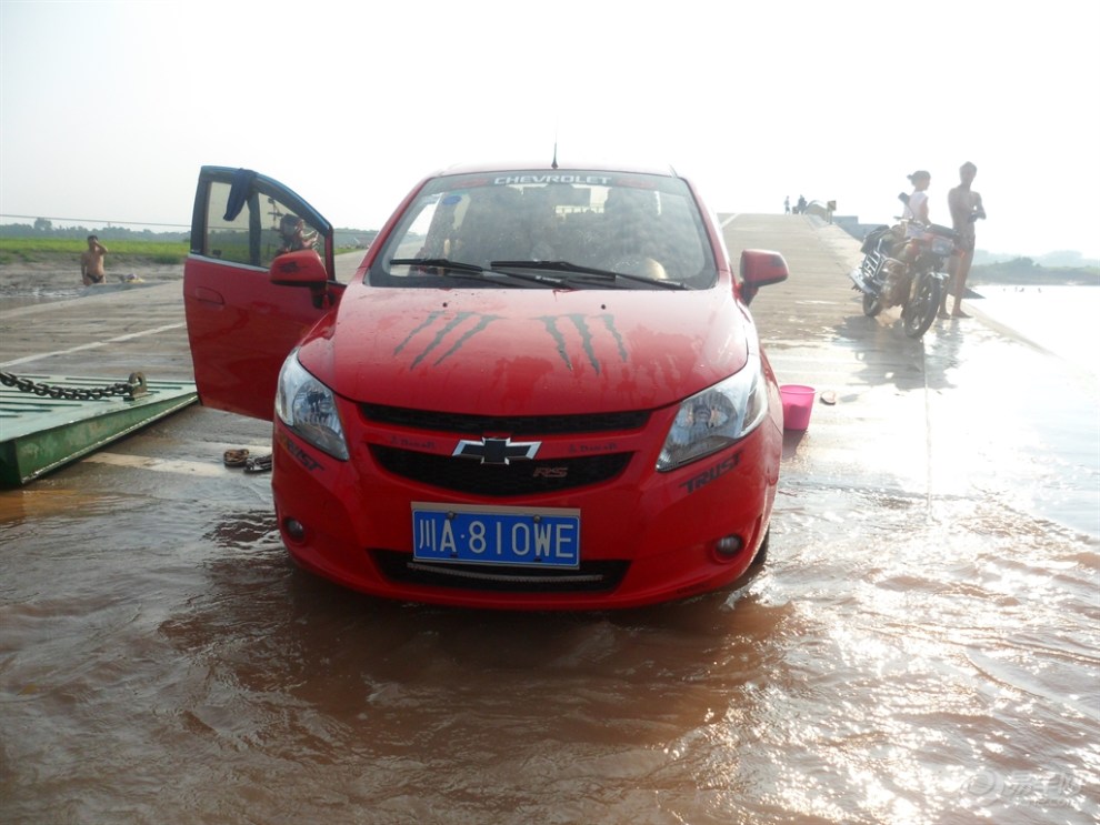 在老家河边洗车