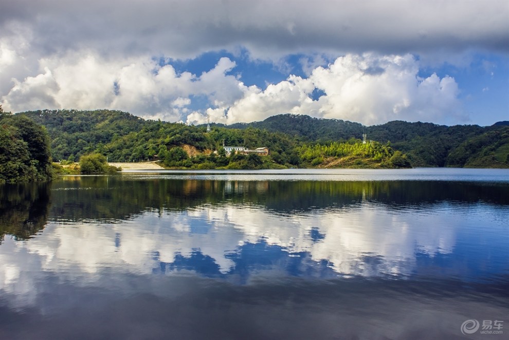 景东.杜鹃湖~先采采点哈!待到山花烂漫时她在丛中笑!