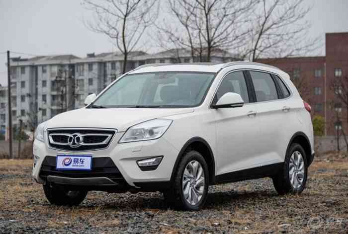 绅宝x65的外观从d系列轿车那里继承了年轻,硬朗的风格,整体来看大气但