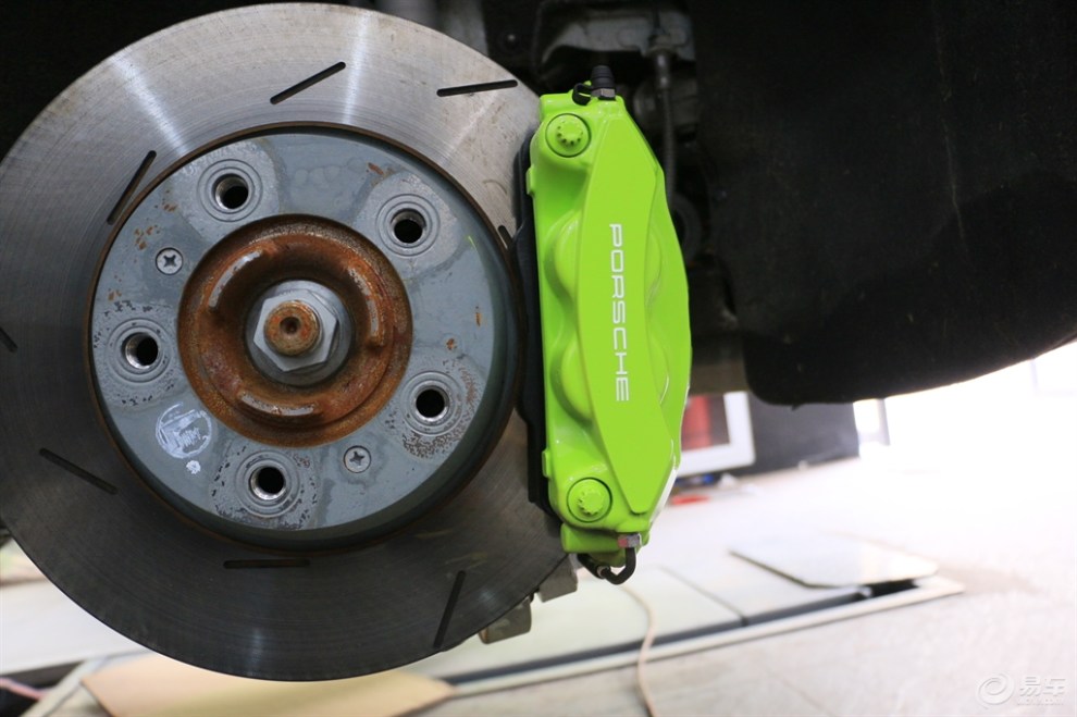保时捷帕纳梅拉意外的惊喜--卡钳喷色莹光绿!