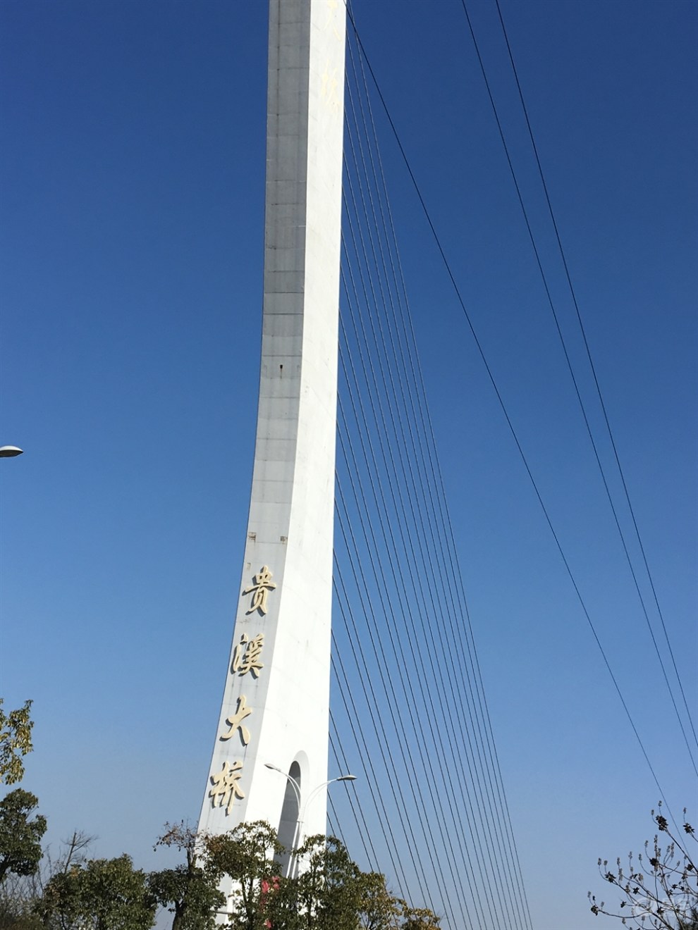 晒下学校的景色