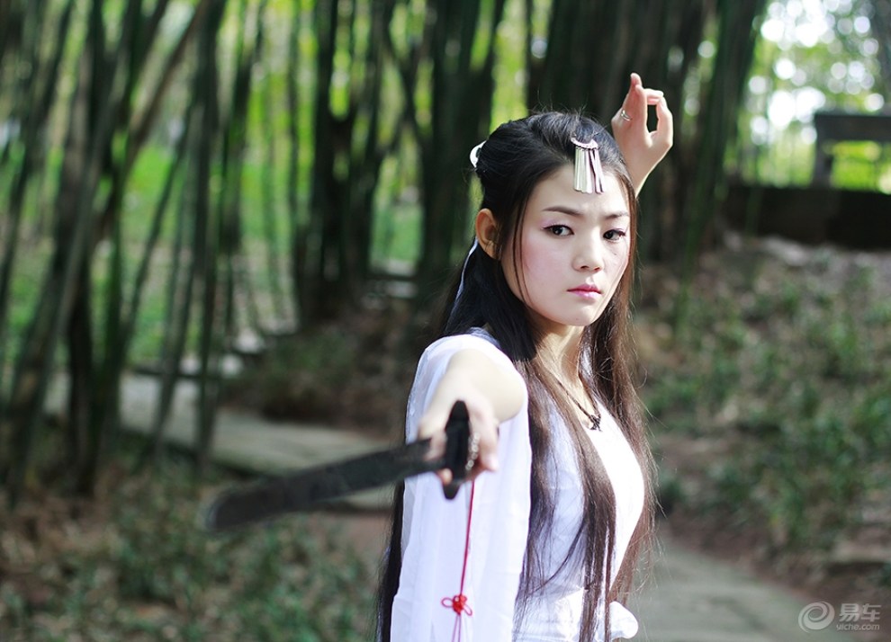 古装少女练古剑