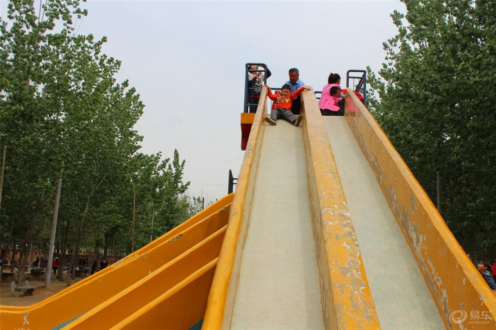 【超宝动起来】玩大型水泥滑梯