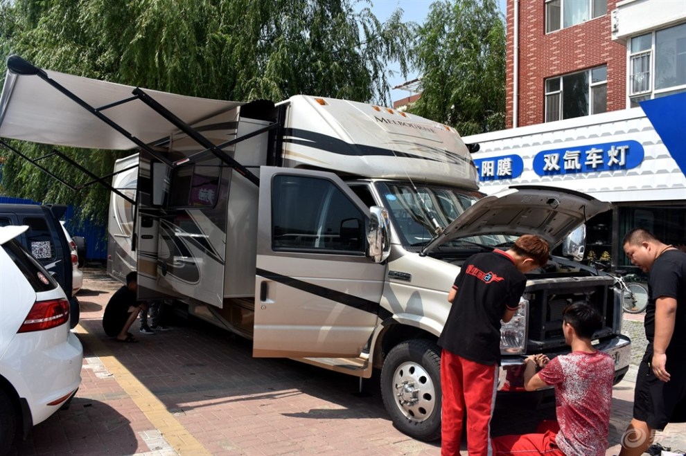 长春改灯福特e-450美式房车改装升级原装进口海拉5双光透镜