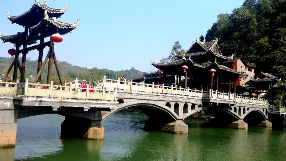 凤凰古城有座风桥