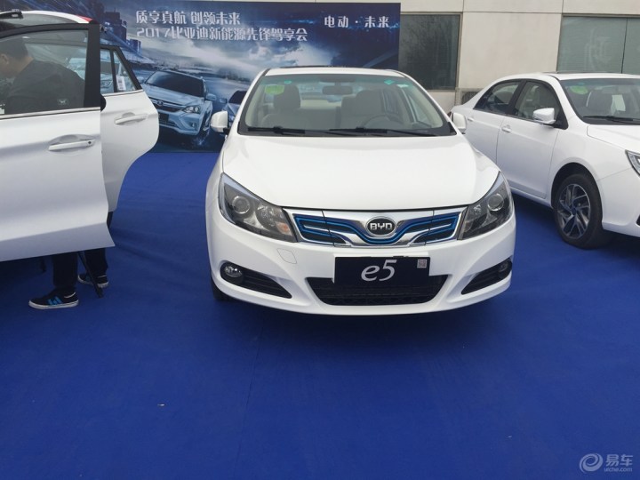 比亚迪旗下续航里程突破300公里的纯电动汽车——2017款比亚迪e5 300