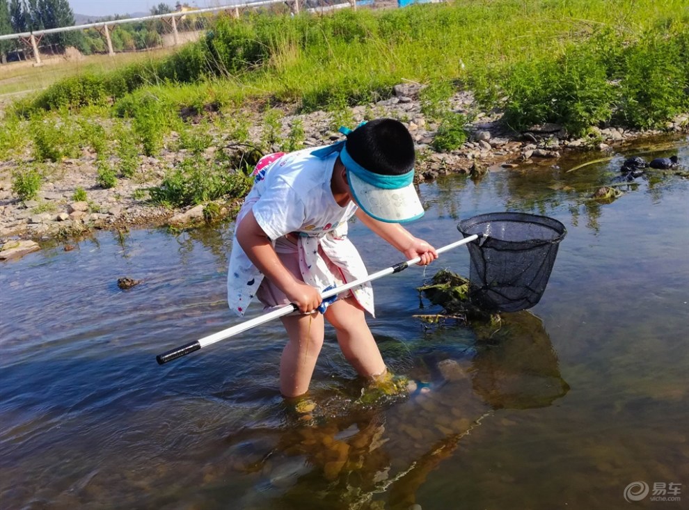 【童年印象】带着孩子捞鱼玩