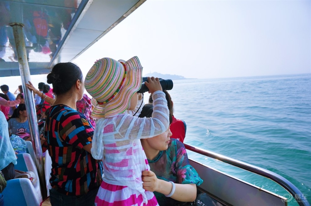 乘游船出海观光,远距离观看青岛的海岸线