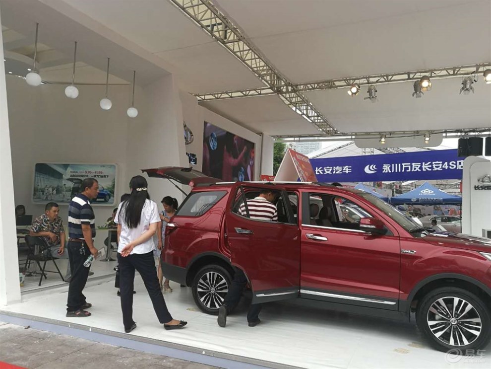 永川车展长安欧尚价格触底,美女车模空降现场