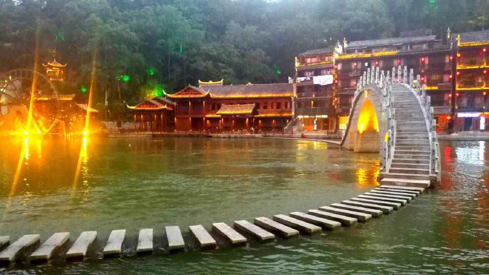 凤凰古城云桥景区亮化工程完工