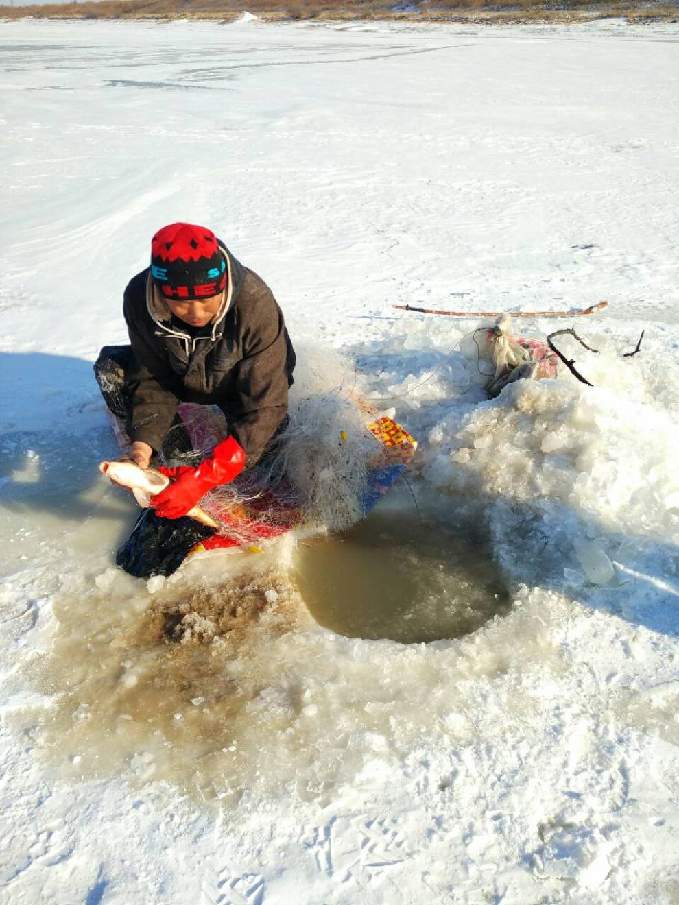 冬日游玩松花江上冬捕
