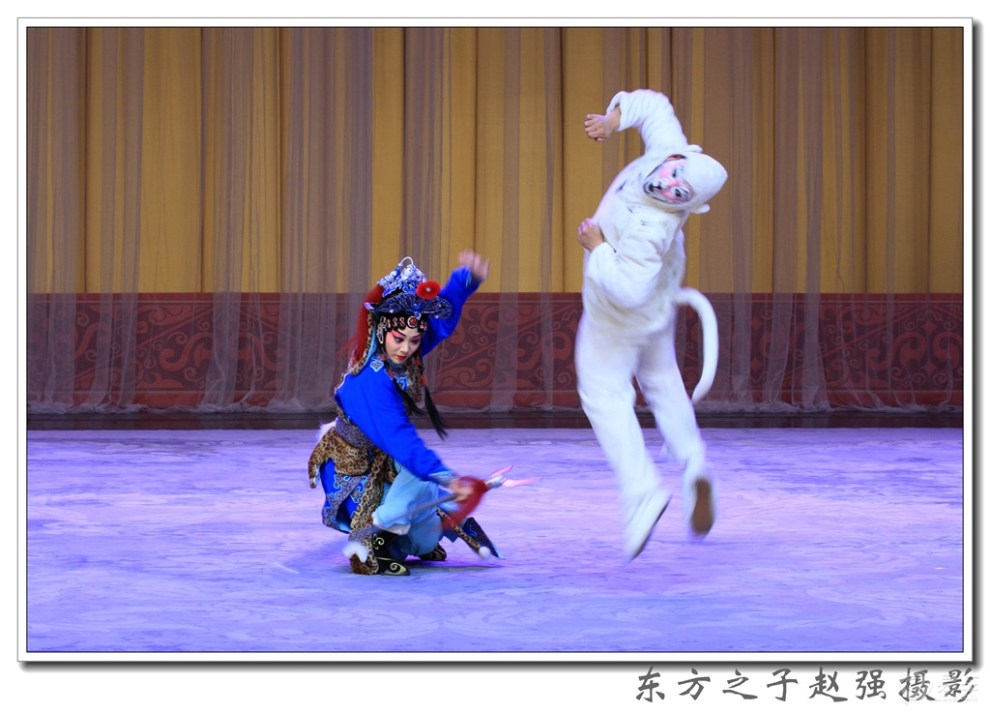 天津青年京剧团演出京剧《青城十九侠》剧照主演张梦瑶