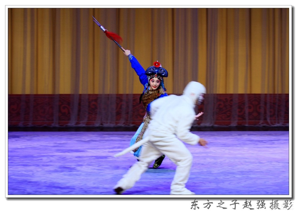 天津青年京剧团演出京剧《青城十九侠》剧照主演张梦瑶