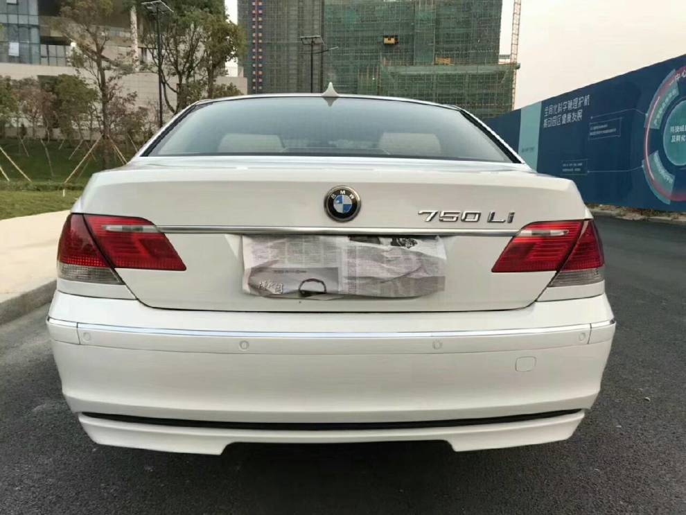 08年宝马750 白色黄龙