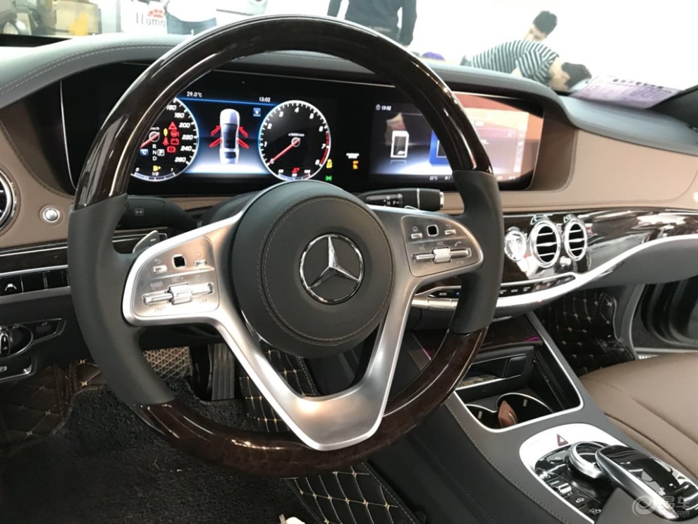 美感与手感都很好,奔驰s320装桃木方向盘无钥匙进入