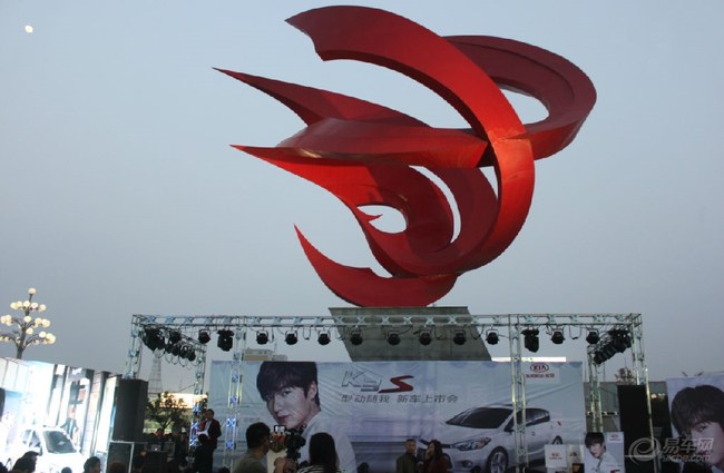 也难怪巴掌大的运城南风广场上那火红火红的凤凰标志就预示着它会火一