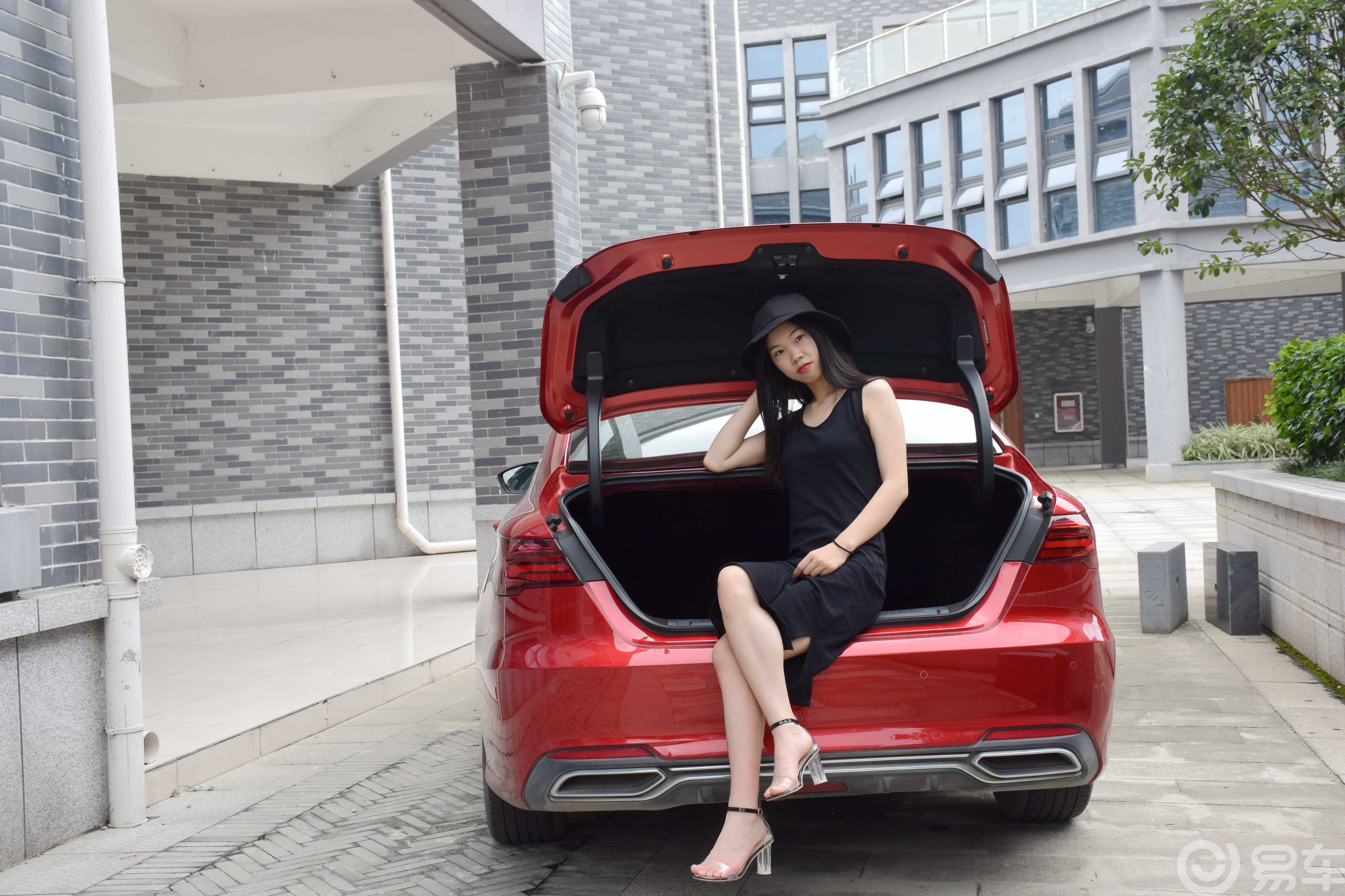 媳妇当车模丨难忘初冬那一袭黑长裙