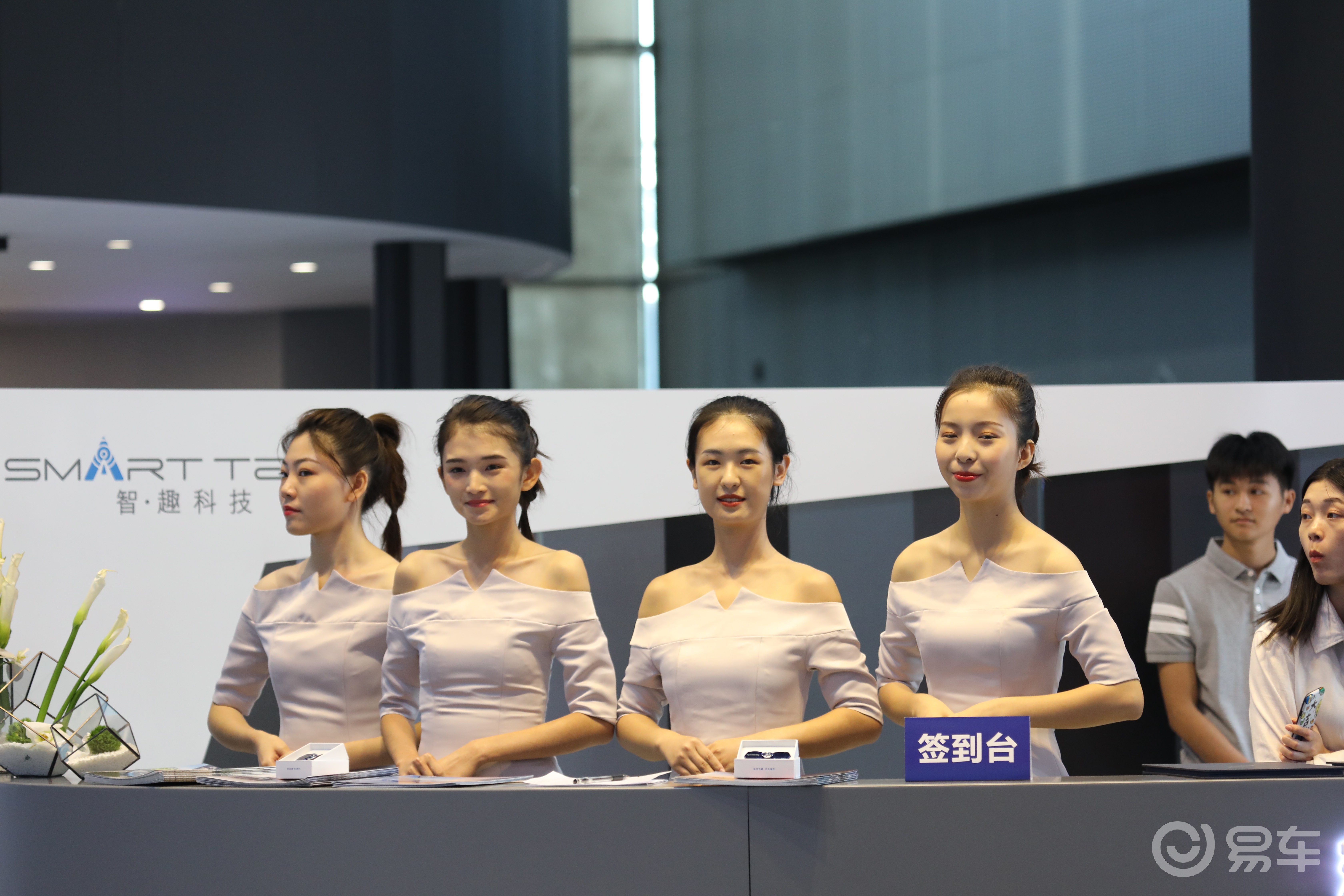 广州车展观展美女前台与车模