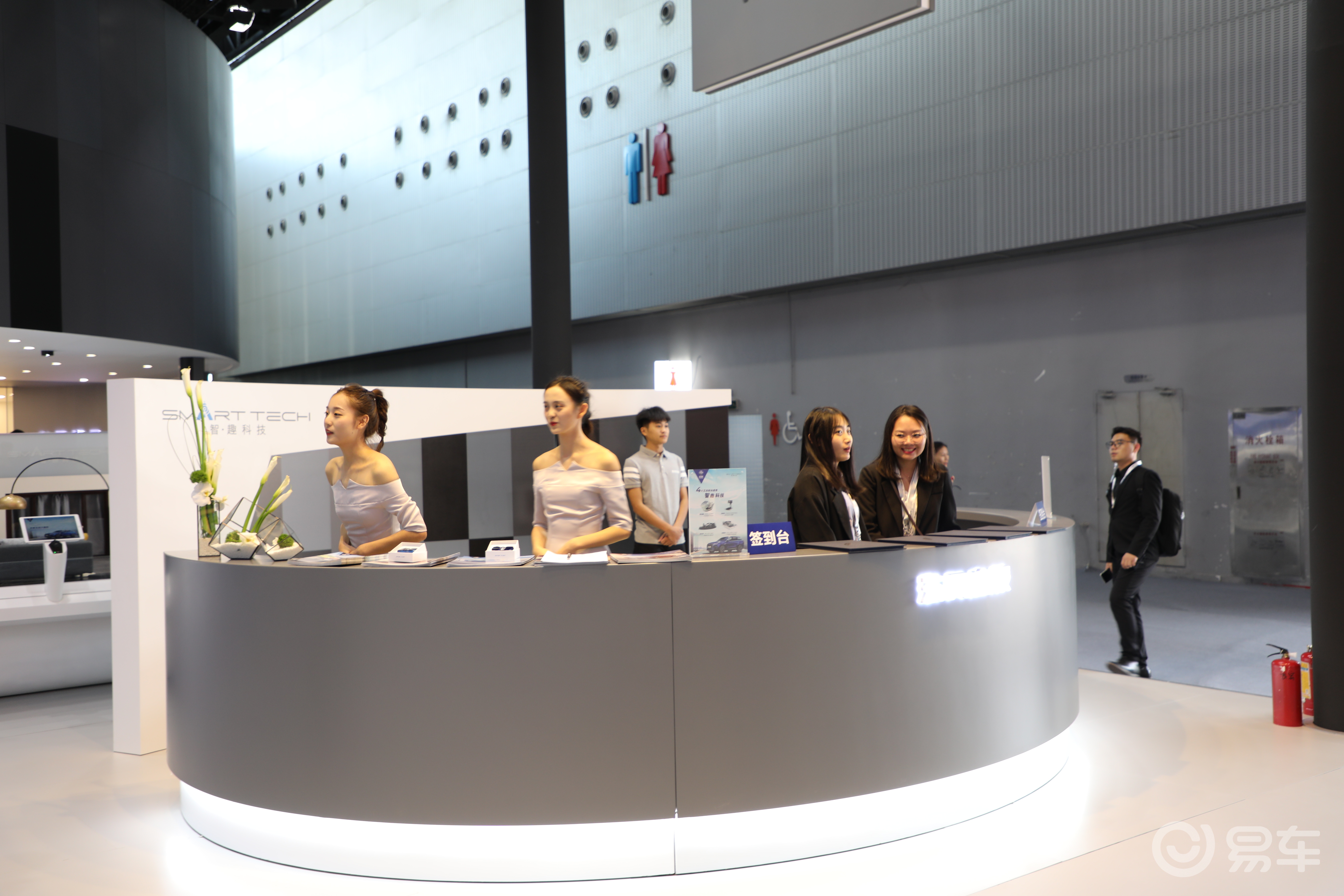 广州车展观展美女前台与车模